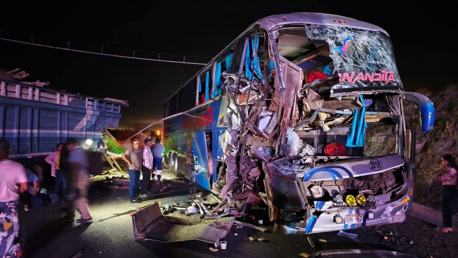 Piura: Dos muerto y 20 heridos deja choque entre bus y camión en ...